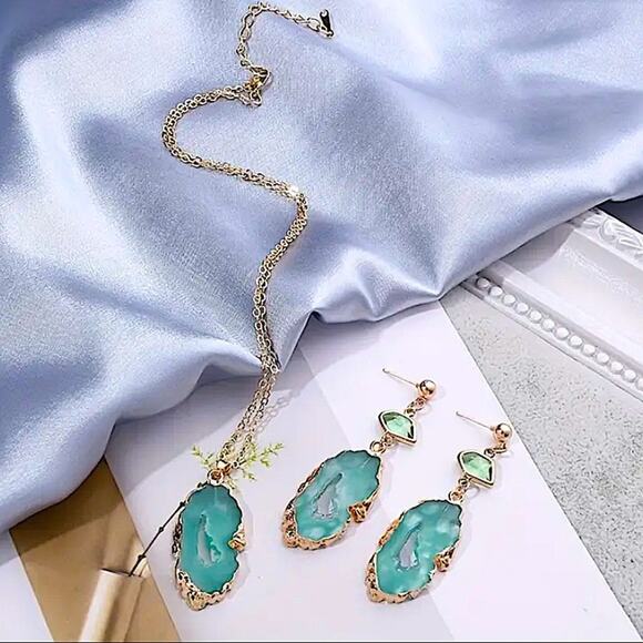 Boho Gold Plated Emerald Resin Necklace Earrings Matching Set - Picture 2 of 3